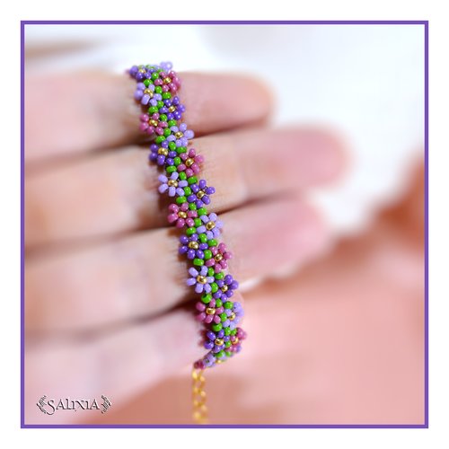 Bracelet frise petites fleurs tissé à l'aiguille en perles de verre japonaises mousqueton acier inoxydable doré (#bc486.a)