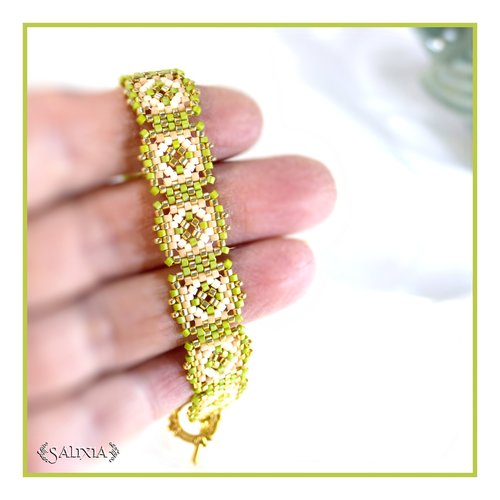 Bracelet granny square tissé à l'aiguille perles de verre japonaises fermoir toggle acier inoxydable doré (#bc497)