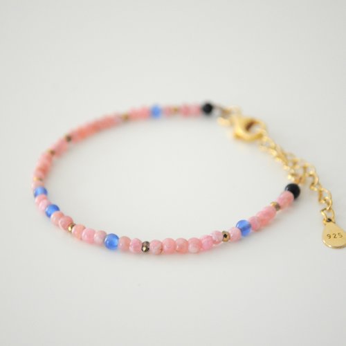 Bracelet makan de fines pierres rhodochrostite rose et perles bleue