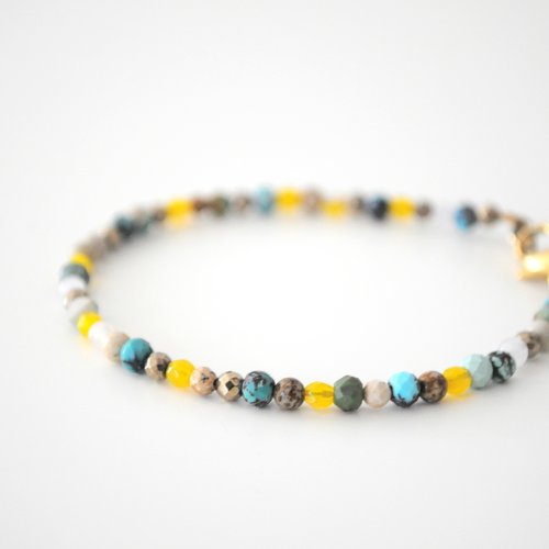 Bracelet orné de fines perles turquoise et jaune