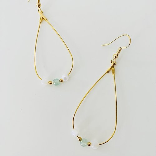 Boucles d’oreilles dorées ornées de perles de nacre et pierres d'aventurine vertes