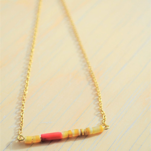 Collier chaine dorée avec lamelles de coquillages et corail rouge