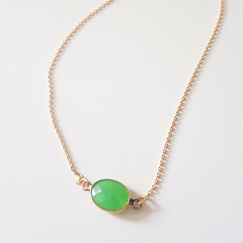 Collier plaqué or orné d'une jade verte