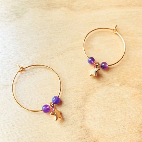Boucles d'oreilles créoles dorées orné de perles d'améthyste violettes et étoile