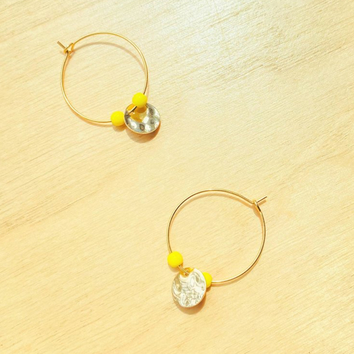 Boucles d'oreille créoles dorées avec perles jaunes