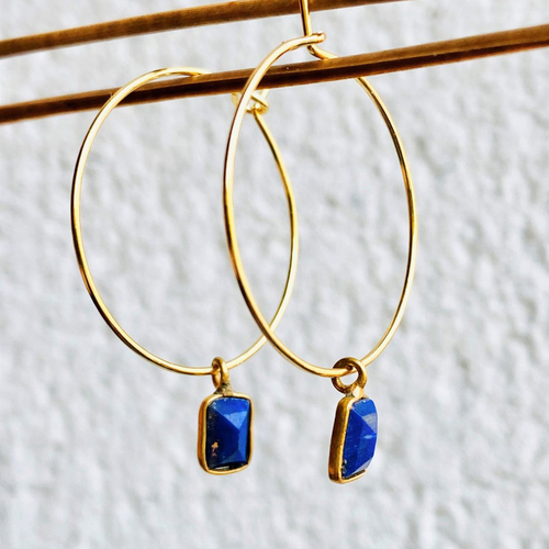 Boucles d'oreilles créoles avec pierre fine sertie lapis lazuli bleu marine