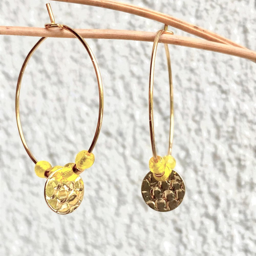 Boucles d'oreilles créoles dorées avec perles jaunes et sequin rond