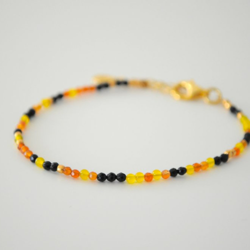 Bracelet de pierres fines noires et oranges avec chainette argent dorée