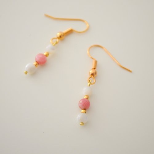 Boucles d'oreilles dorées avec perles de nacre blanche et pierres rhodochrosite rose