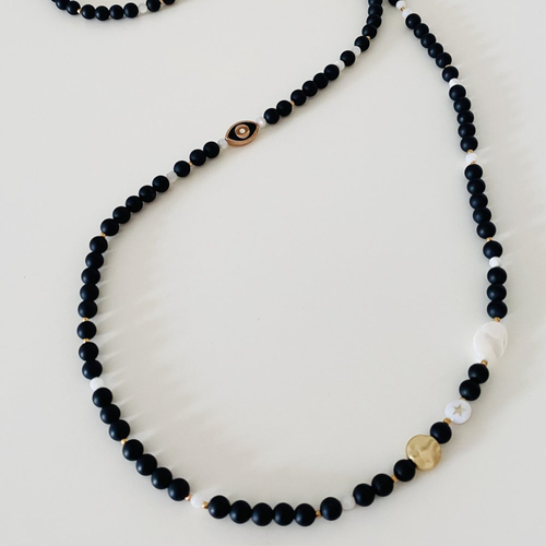 Collier long perles de nacre et pierres d’agate brute noire