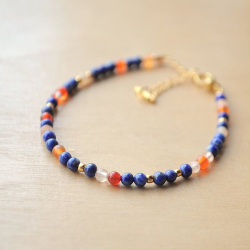 Bracelet avec chainette dorée orné de pierres de lapis lazuli et cornaline
