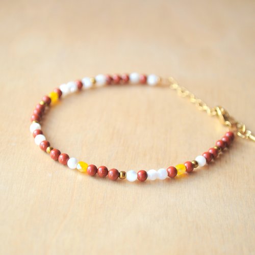 Bracelet de perles jaspe rouge et chainette dorée