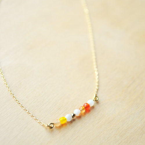 Collier chaine dorée avec perles cornaline orange, agate et perles de bohème jaune