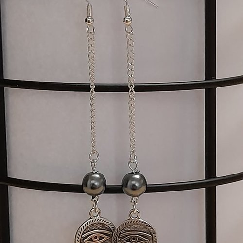 Boucles d'oreilles longue perle grise et breloque œil d'osiris