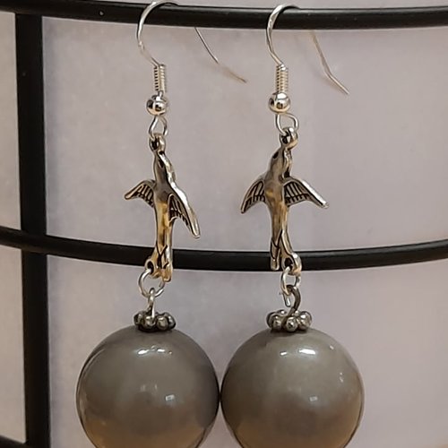 Boucles d'oreille perle xl grise et breloque hirondelle