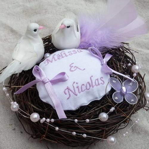Porte alliance mariage nid avec décor oiseaux, plumes parme, perles prénoms brodés 
