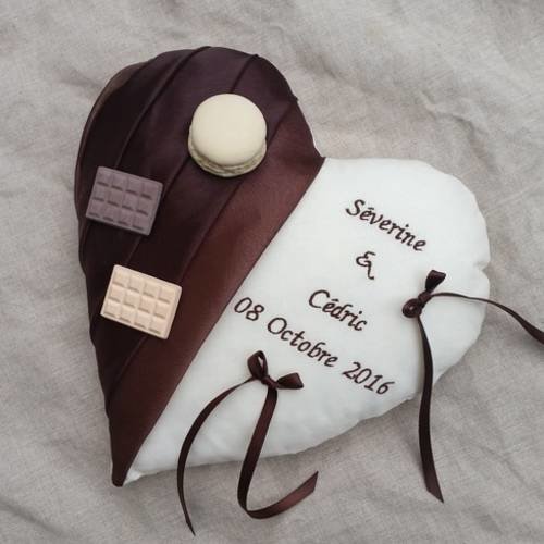 Coussin d'alliances, décoration mariage 3 chocolats, en forme de cœur brodé, saperlipopette création