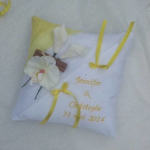 Coussin alliance mariage personnalisé brodé à vos prénoms et date, blanc, jaune, décor orchidée, arums, cannelle