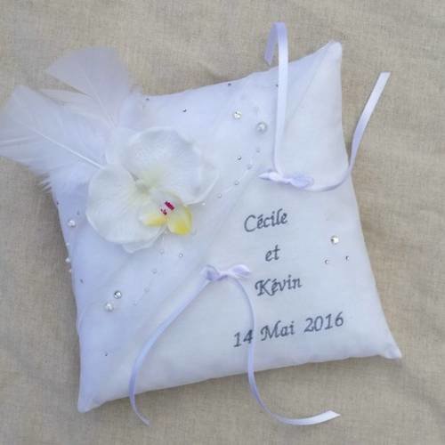 Coussin d'alliances mariage romantique, blanc, décor orchidée, plumes, strass 