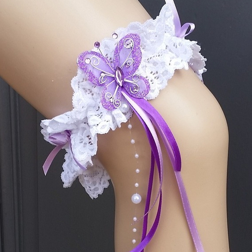 Jarretière parme, dentelle blanche décor papillon, rubans violets parme