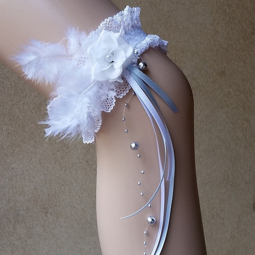 Jarretière dentelle blanche décor fleur  blanche, plumes, perles argent