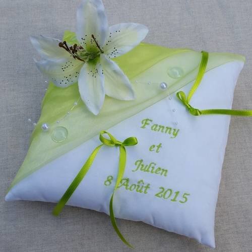 Coussin mariage vert anis et blanc avec texte personnalisé brodé décor lys, perles, goutte 