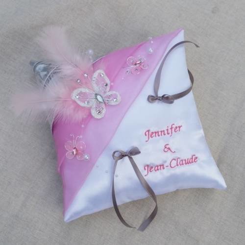 Coussin mariage rose et gris argent  thème papillon, strass, plumes, perles, avec broderie personnalisée