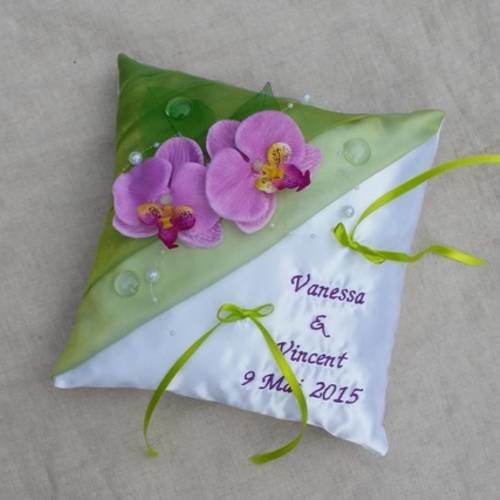 Coussin alliance mariage vert anis, rose parme, décor orchidée, perles personnalisé