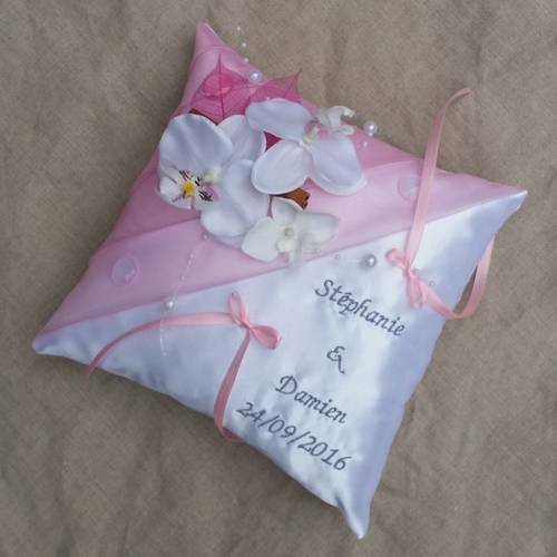 Coussin mariage porte alliance rose décor fleurs d'orchidée, perles 