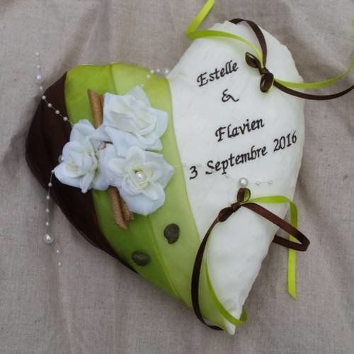 Coussin mariage en forme de cœur ivoire vert anis marron décor 3 fleurs de rose 