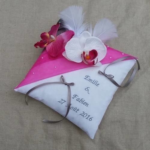 Coussin mariage gris et rose fuchsia décor d'orchidée, perles, plumes, personnalisé 
