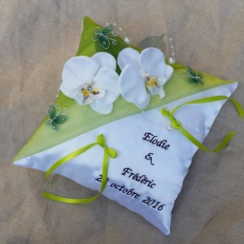 Coussin mariage vert anis brodé décor orchidée, perles, 