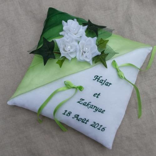 Coussin mariage vert brodé décor roses blanche et lierre 