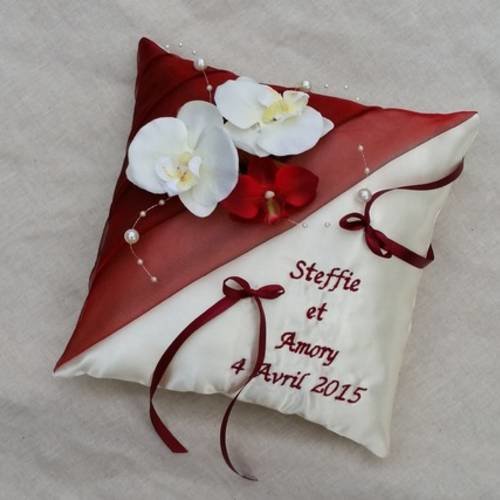 Coussin mariage satin ivoire et bordeaux personnalisé décor orchidées et perles 