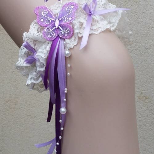 Jarretière mariée dentelle ivoire, parme et violet décor papillon et perles 