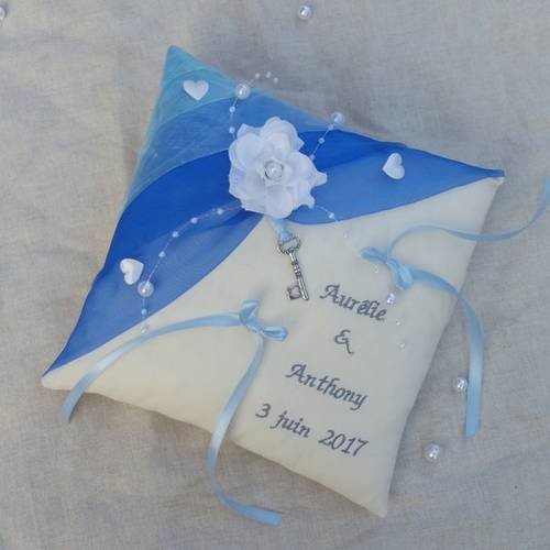 Coussin de mariage thème bleu et gris personnalisé, décor fleur, clé, perles 