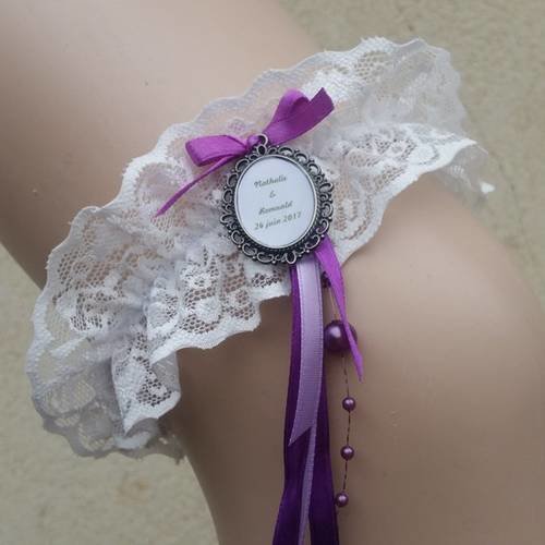 Jarretière violette avec prénoms et date de cérémonie personnalisée et sur mesure 