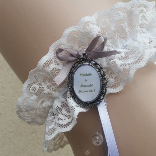 Jarretière grise et blanche avec prénoms et date de cérémonie personnalisée et sur mesure 