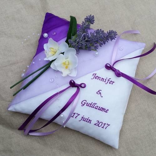 Coussin de mariage lavande et orchidée personnalisé 