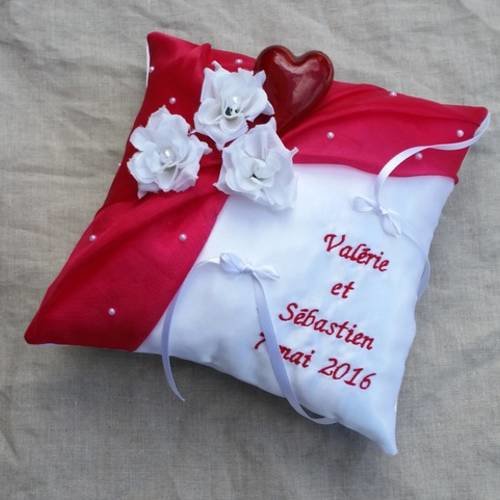 Coussin mariage rouge et blanc cœur, perles et fleurs personnalisé 