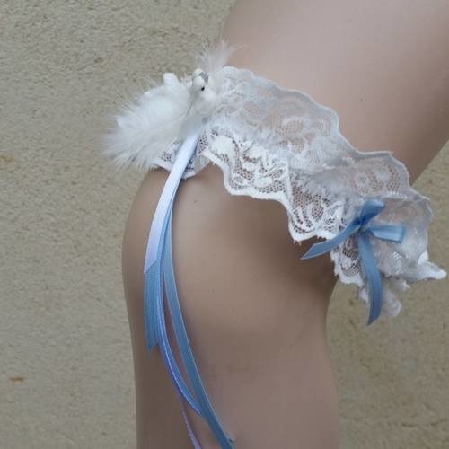 Jarretière mariée dentelle blanche et bleu ciel, décor colombes, plumes 