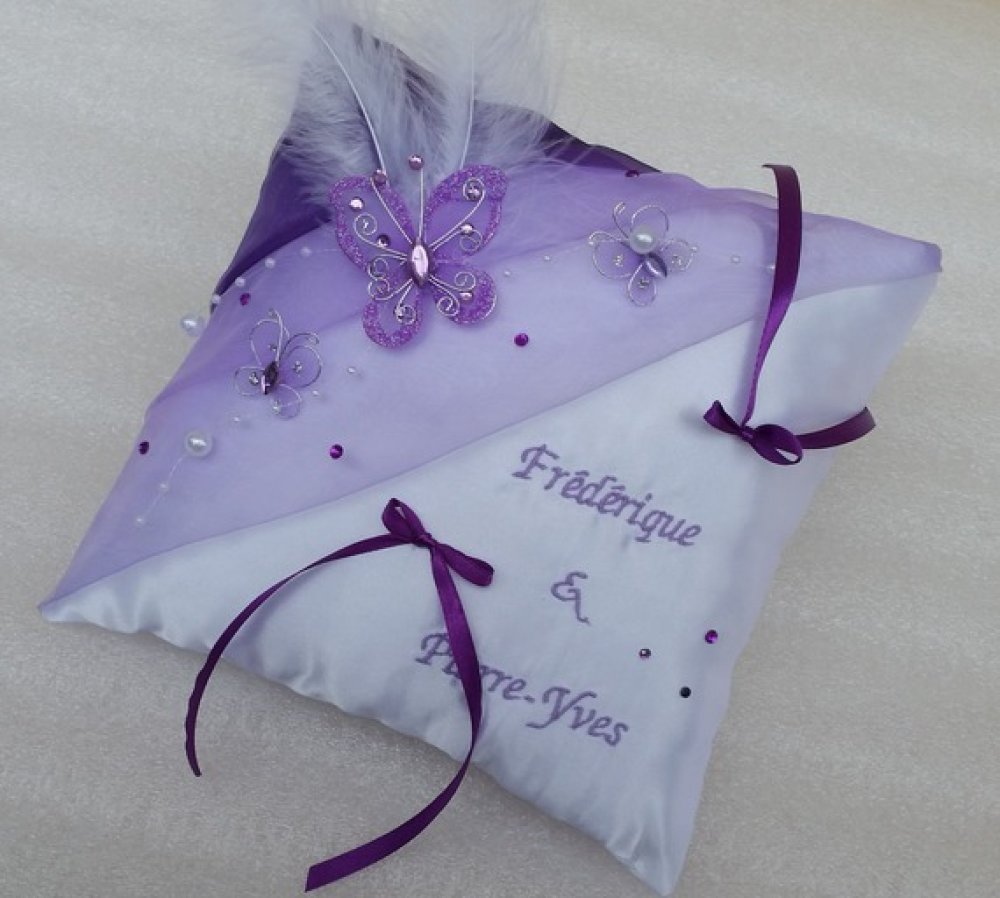 Coussin mariage violet et blanc décor thème papillon, plume