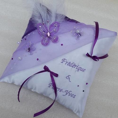 Coussin pour alliance mariage violet personnalisé décor papillons et perles 