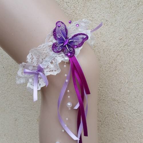 Jarretière violette, dentelle blanche décor papillon, rubans et perles 