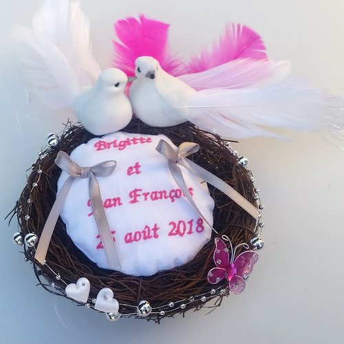 Porte alliance mariage thème romantique en forme de nid colombes fushia et blanc personnalisé 