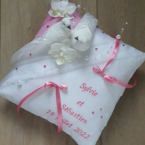 Coussin alliance décor mariage romantique rose poudré et blanc personnalisé, décor couple de colombes, saperlipopette création