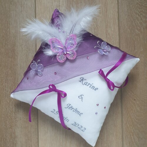 Coussin alliance personnalisé, décor mariage violet et blanc thème papillon, strass, perles, plumes, prénoms brodés