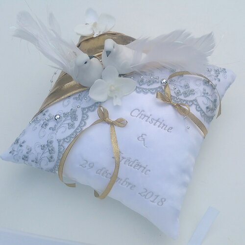 Coussin alliances, décor mariage thème colombes, doré, argent, blanc, personnalisé