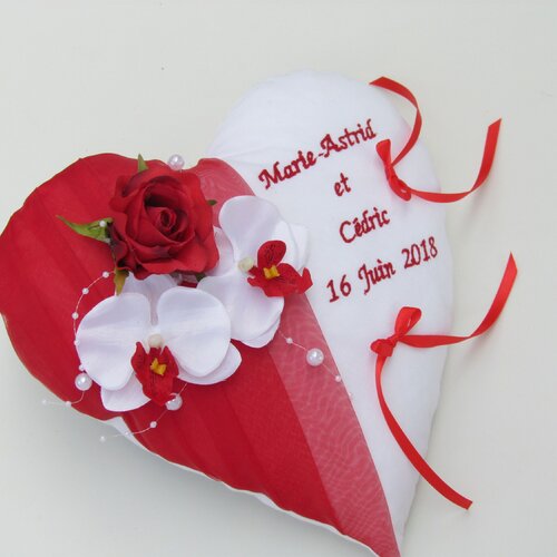 Coussin d'alliance en forme de cœur rouge et blanc, mariage thème fleur.