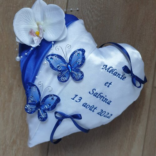 Coussin d'alliances mariage bleu roi et blanc, forme cœur, thème papillon, orchidée
